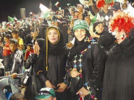 نساء يمنيات في مدرجات أحد ملاعب خليجي (20)